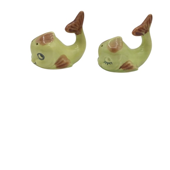Vintage Chartreuse Whale Salt Pepper Shakers Japan, Mid Century Anthropomorphic - Picture 5 of 11